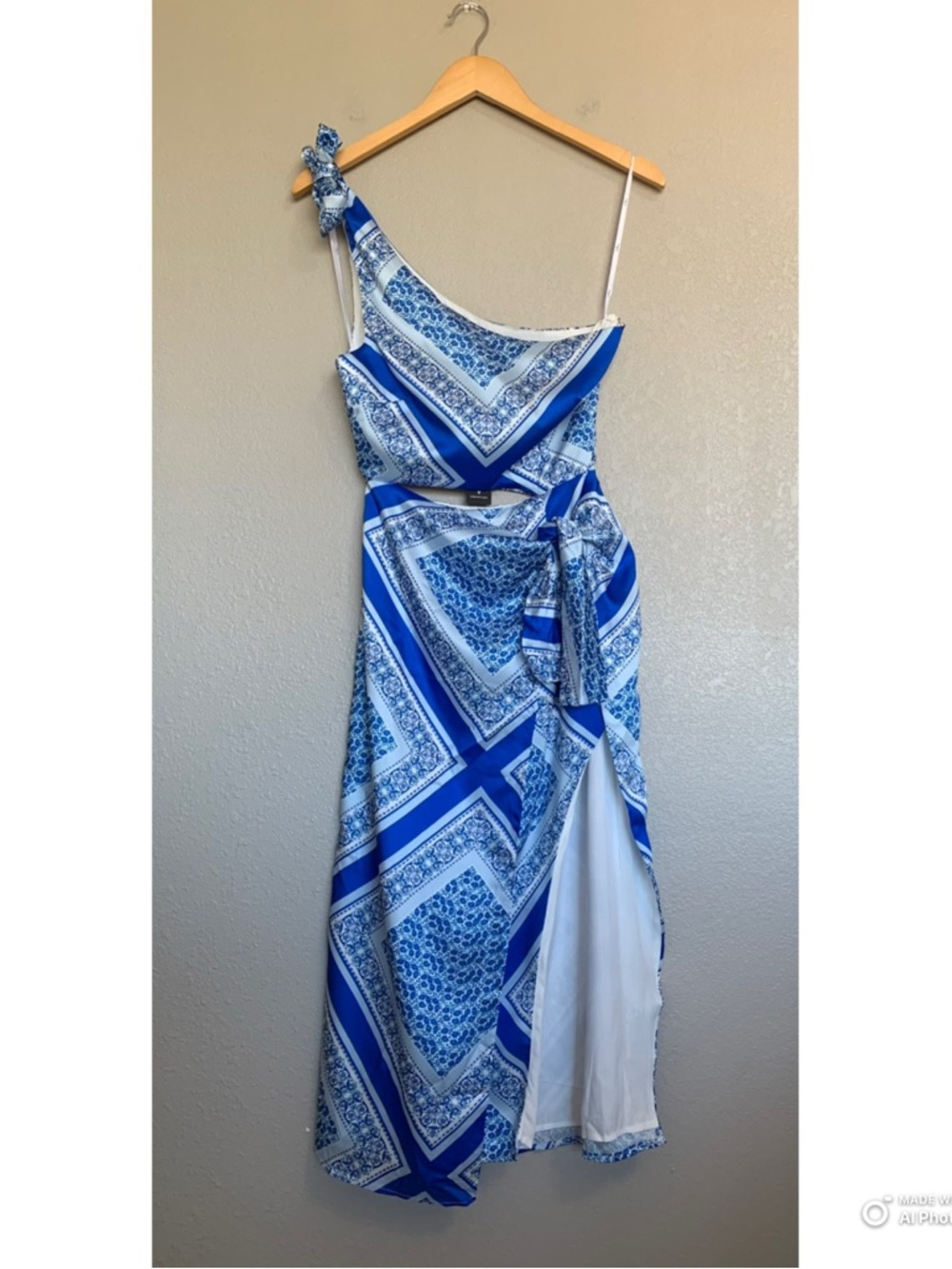 Lulus XS Vacay Beauty Blue Scarf Print One-Shoulder Tie Strap Midi Dress NWT - Picture 3 of 17